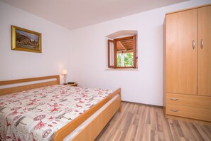 5 bedrooms, iron/ironing board, WiFi, bed sheets