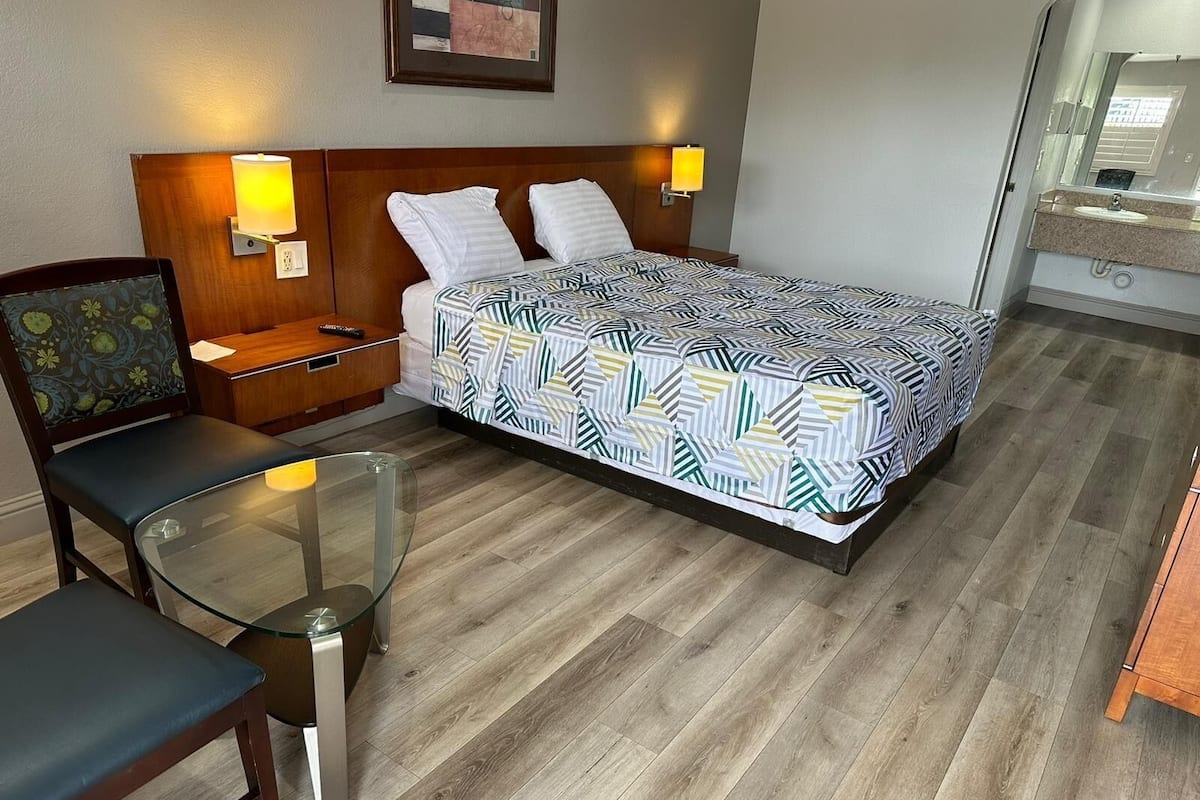 Room, 1 Queen Bed, Non Smoking | Desk, free WiFi, bed sheets