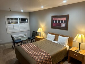 Desk, free WiFi, bed sheets - Morganhill Inn Motel (Morgan Hill)