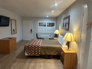 Desk, free WiFi, bed sheets - Morganhill Inn Motel (Morgan Hill)
