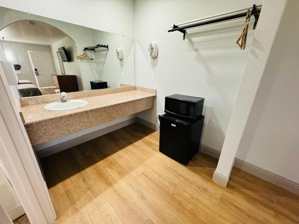 Combined shower/tub, towels, soap, shampoo