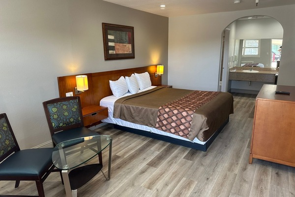 Room, 1 Queen Bed, Non Smoking | Desk, free WiFi, bed sheets