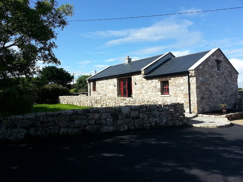 Connemara Stone Barn on Wild Atlantic Way, walk to beach, near Aran Island Ferry