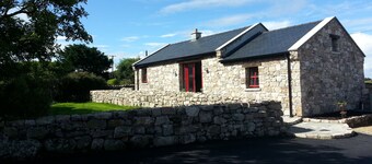 Connemara Stone Barn on Wild Atlantic Way, walk to beach, near Aran Island Ferry