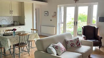 Tv, pejs, dvd-afspiller, bøger