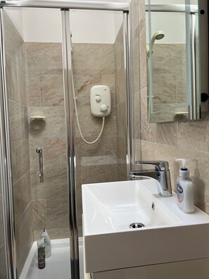 Baignoire, séchoir à cheveux, serviettes fournies, savon