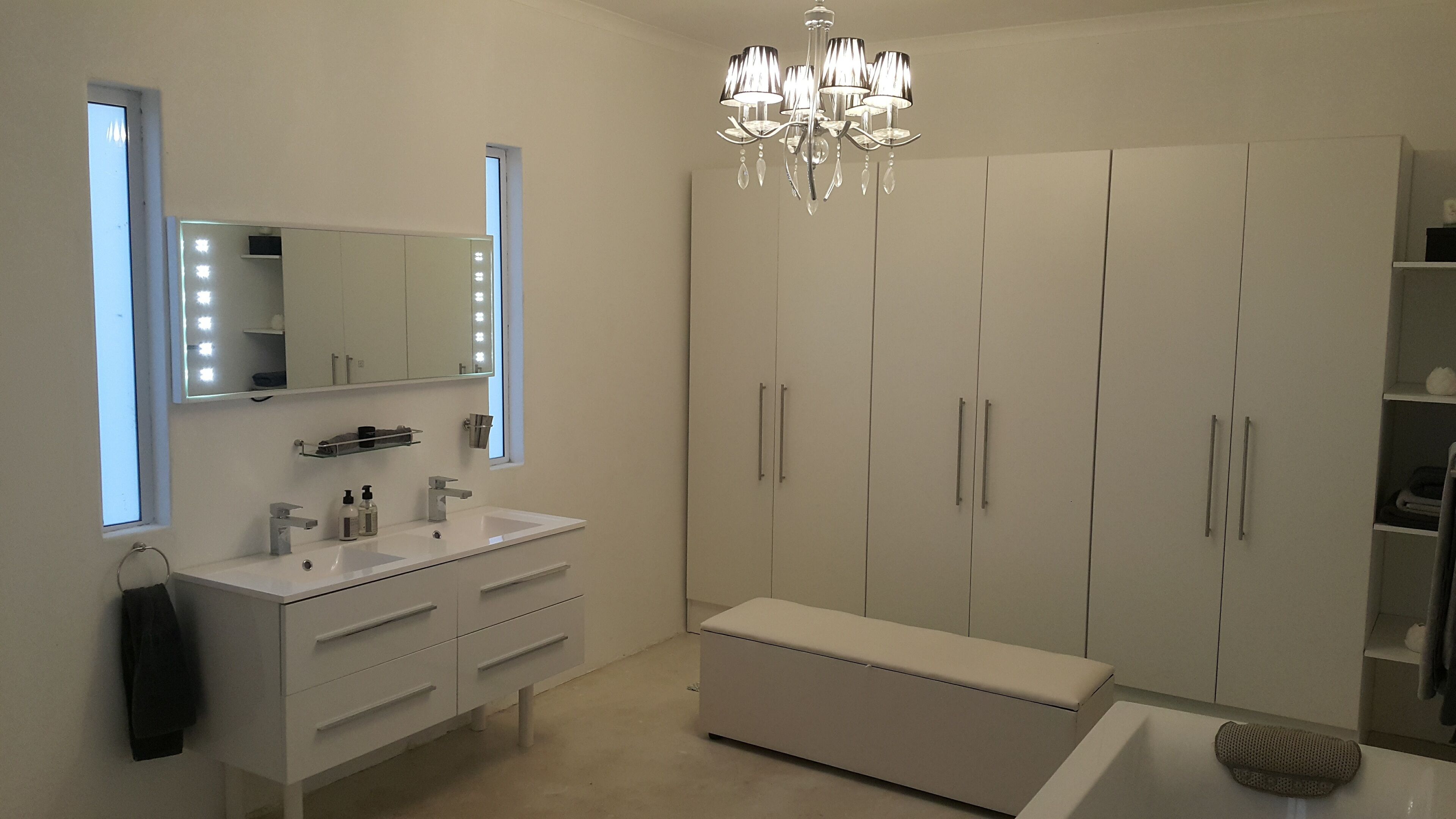 Een bad, een haardroger, handdoeken, zeep