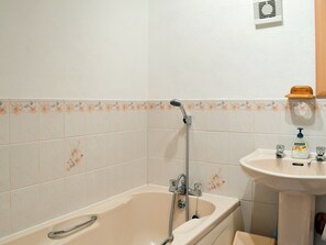 Towels - Cosy cottage in a quiet hamlet. (Oscroft, near Chester)