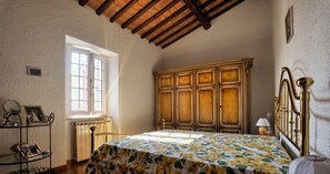 2 عدّة غرف نوم ومكواة/لوح كي وواي فاي وملاءات أسرّة