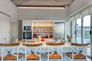 Microondas, lavavajillas, cafetera y tetera y utensilios de cocina 