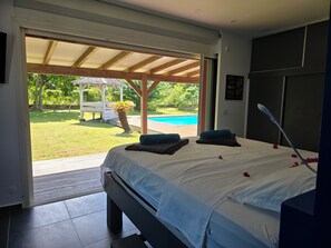 4 bedrooms, in-room safe, iron/ironing board, travel crib - STANDING VILLA with Jacuzzi & Pool, on 1800m2 of land (saint francois)