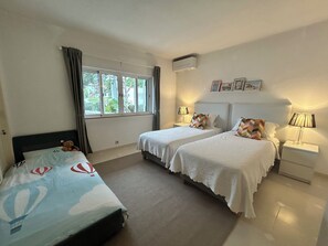 2 bedrooms, iron/ironing board, travel cot, free WiFi - Spacious South Facing Apartment - Private Pool Terrace WiFi AirCon  (Loulé)