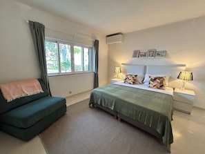 2 slaapkamers, een strijkplank/strijkijzer, reisbedje, gratis wifi