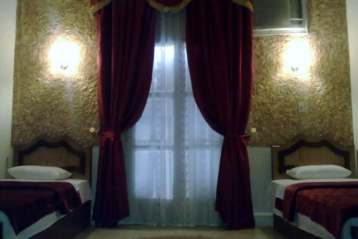 Chambre Quadruple | Équipements de cuisine partagée | Réfrigérateur, micro-ondes, plaque de cuisson, bouilloire électrique