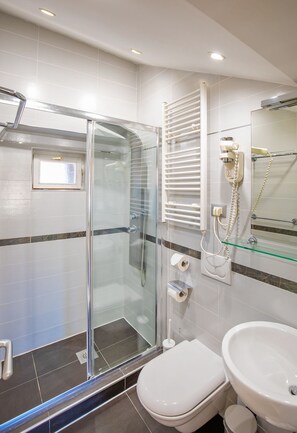 Doccia, asciugacapelli, asciugamani, sapone