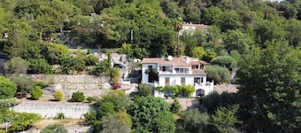 Villa de lujo / aparte. Piscina privada climatizada, cerca del pueblo y 20 minutos Niza / Vence