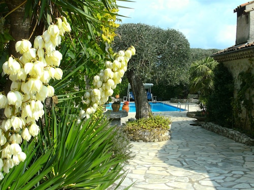 Luxusvilla/-apartment mit eigenem Pool, in Dorfnähe, 20 Min. nach Nizza