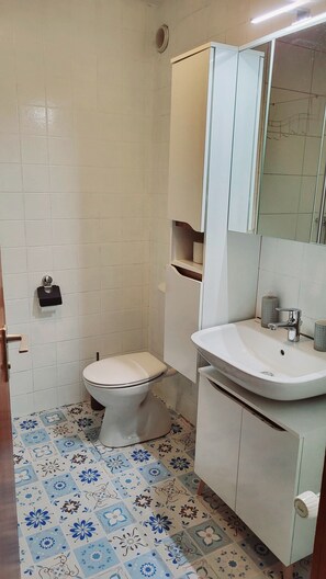 Haartrockner, Handtücher, Toilettenpapier