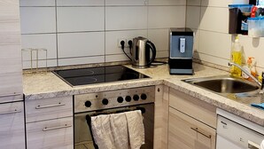 Coffee/tea maker, fridge, microwave, stovetop