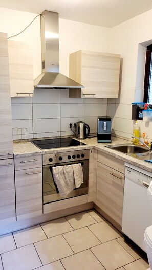 Kjøleskap, mikrobølgeovn, kokeplater og oppvaskmaskin