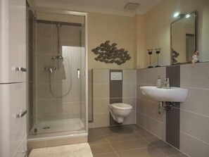 Een douche, een haardroger, handdoeken, zeep