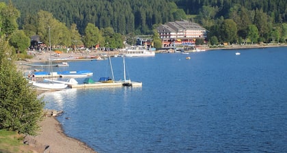 Lovely, quiet 4-star apartment for two - close to village and lake - Wi-Fi