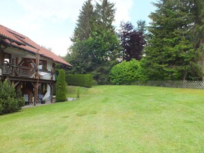 Property grounds - Lovely, quiet 4-star apartment for two - close to village and lake - Wi-Fi (Titisee-Neustadt)
