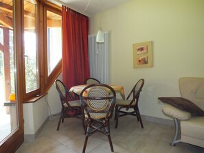 Dining - Lovely, quiet 4-star apartment for two - close to village and lake - Wi-Fi (Titisee-Neustadt)