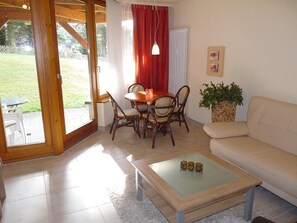 TV, DVD player, ping pong, books - Lovely, quiet 4-star apartment for two - close to village and lake - Wi-Fi (Titisee-Neustadt)