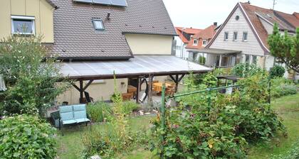 Grand appartement près de Legoland avec un beau jardin et une terrasse couverte.