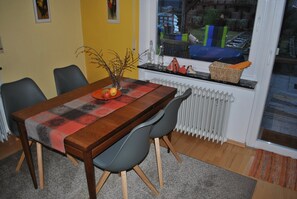 Dining - Vacation apartment with mod. Bathroom, fitted kitchen and a covered terrace. (Giengen an der Brenz)