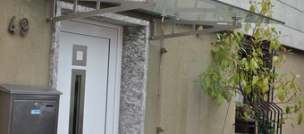 Vacation apartment with mod. Bathroom, fitted kitchen and a covered terrace.