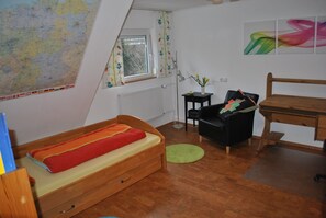 4 bedrooms, iron/ironing board, Internet, bed sheets - Vacation apartment with mod. Bathroom, fitted kitchen and a covered terrace. (Giengen an der Brenz)