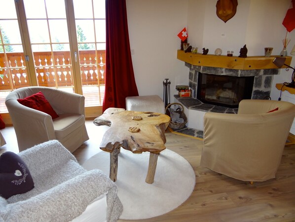 Fernseher, Kamin, DVD-Player, Bücher