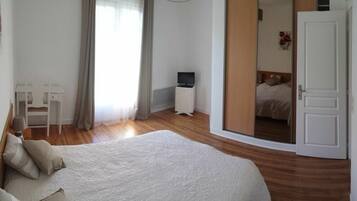 2 chambres, fer et planche à repasser, lit parapluie, Wi-Fi gratuit