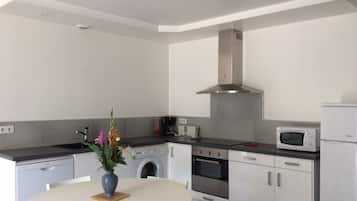 Een koelkast, een microgolfoven, een oven, een kookplaat