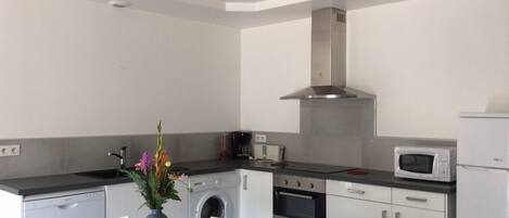 Refrigerador, microondas, horno, placa de cocina