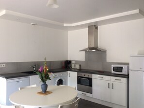 Réfrigérateur, micro-ondes, four, plaque de cuisson