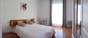 2 habitaciones, tabla de planchar con plancha y cuna de viaje 