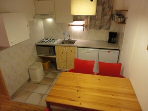 Fridge, microwave, oven, dishwasher -    Comfortable apartment in chalet with splendid view   (Allos)