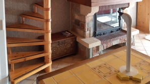Eine kleine Küche mit Holzausstattung, einem Spülbecken und einer Arbeitsplatte.