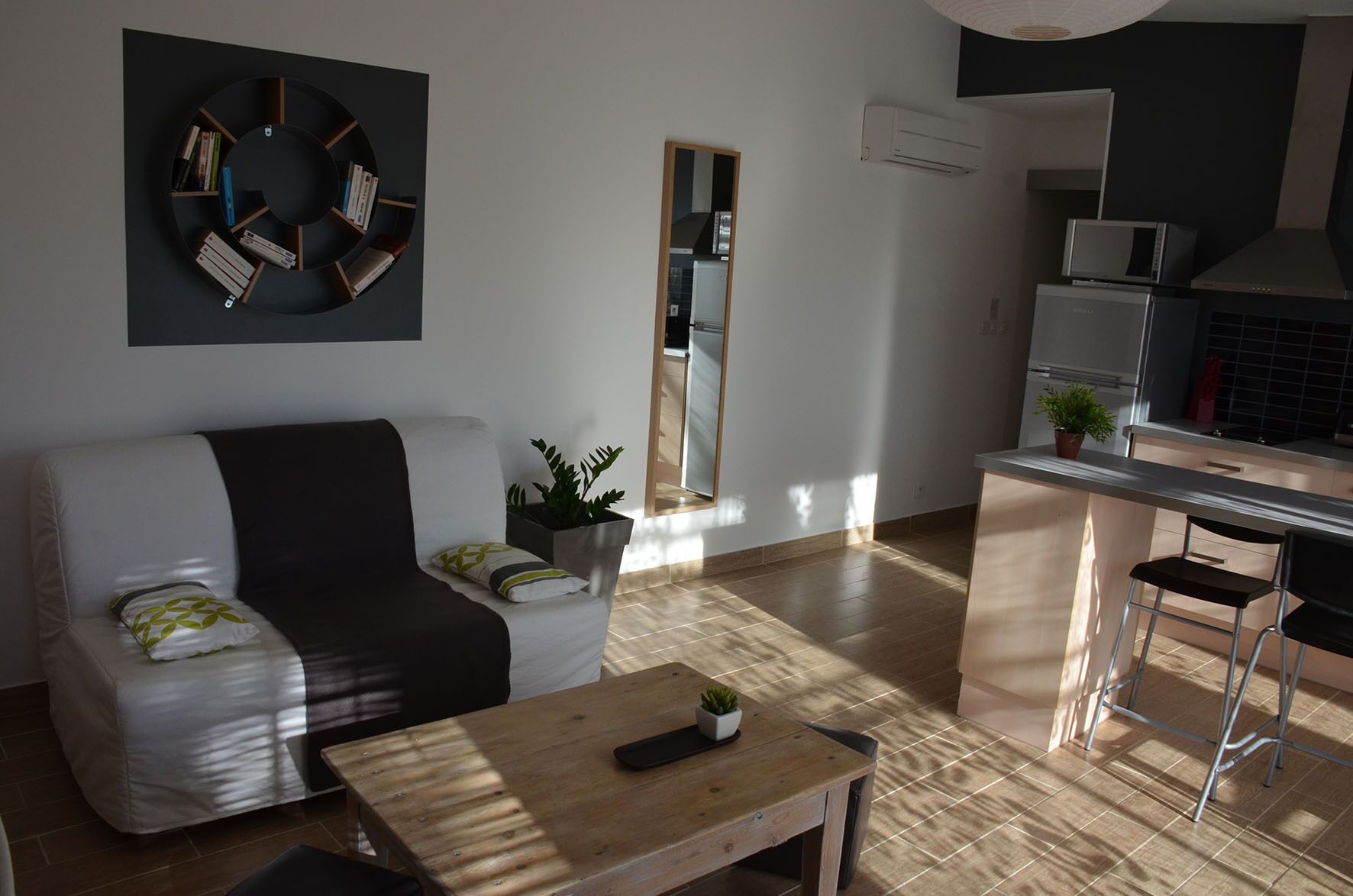 Télévision, table de tennis de table, livres