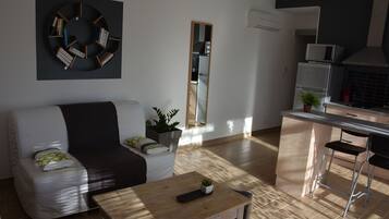 Televisie, een tafeltennistafel en boeken