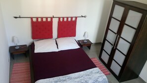 3 bedrooms, iron/ironing board, travel cot