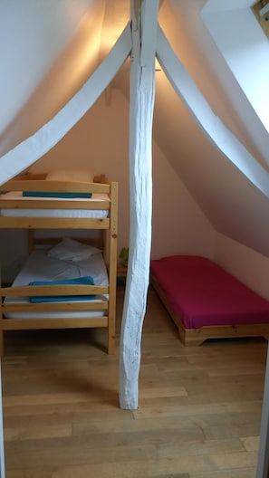 3 bedrooms, iron/ironing board, travel cot