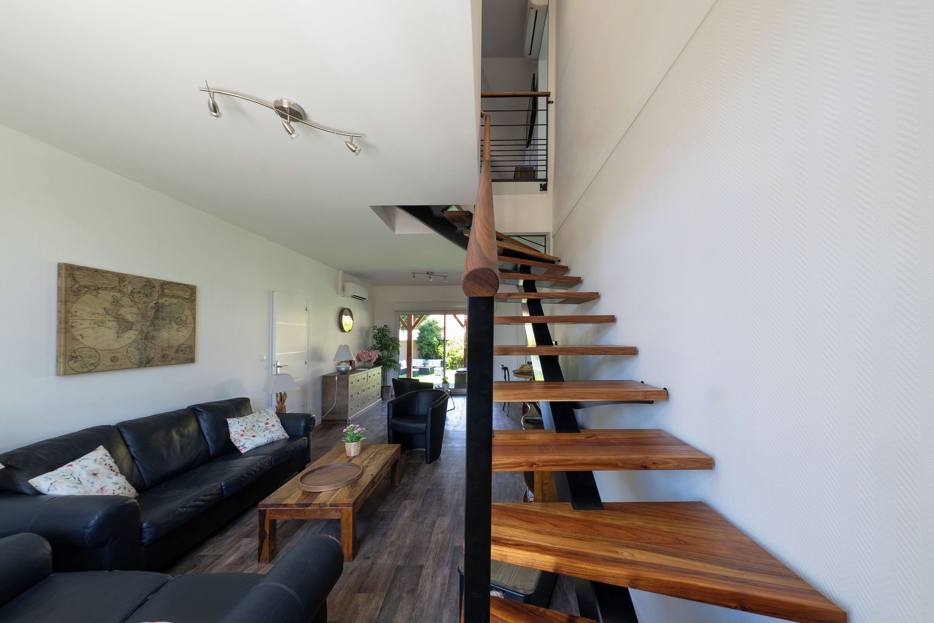 Televisio, takka, videopelejä, DVD-soitin