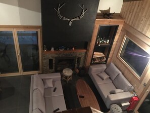 Televisión, chimenea, libros y estéreo