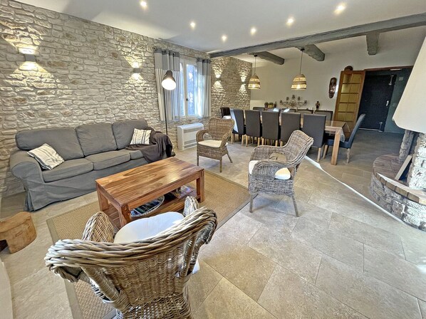 Tv, pejs, bordfodbold, bordtennisbord