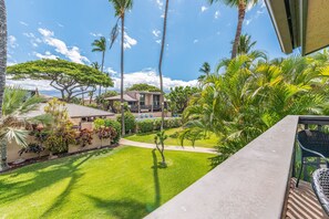 Terrace/patio - Beautiful Updated Condo, Steps from Beaches/Restaurants! (Kihei)