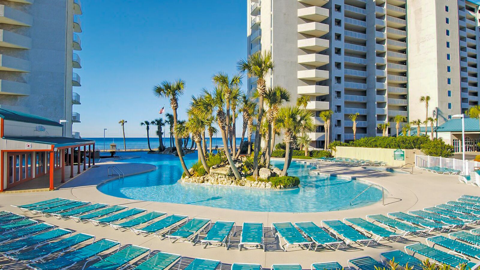 Een buitenzwembad, een verwarmd zwembad